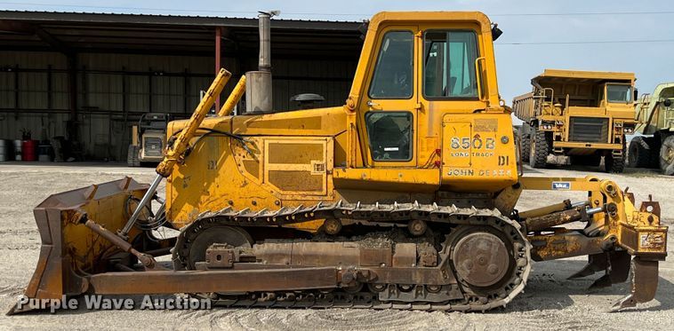 image for item IA9197 1990 John Deere 850B dozer