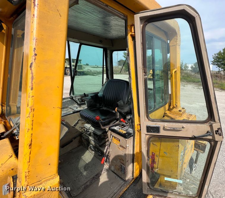 image for item IA9197 1990 John Deere 850B dozer