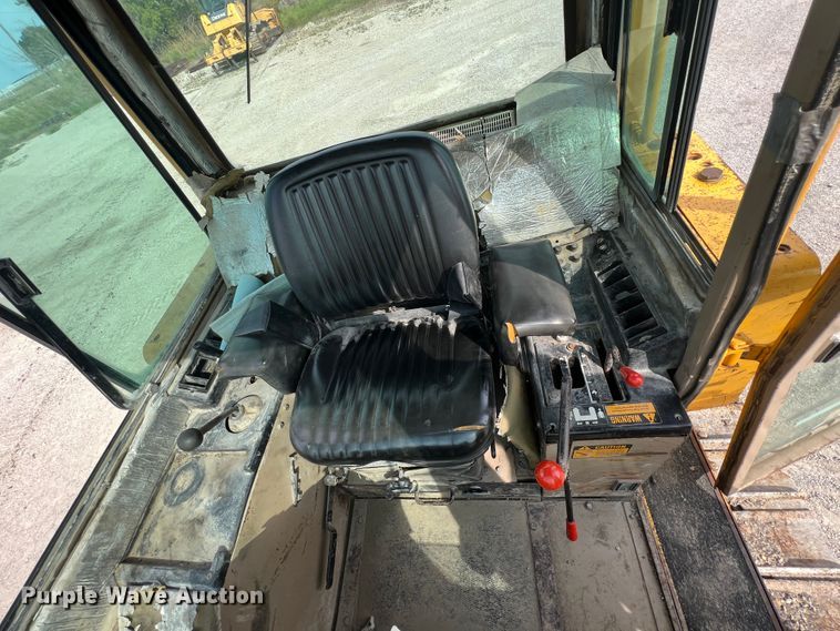 image for item IA9197 1990 John Deere 850B dozer