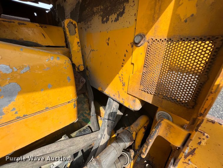 image for item IA9197 1990 John Deere 850B dozer