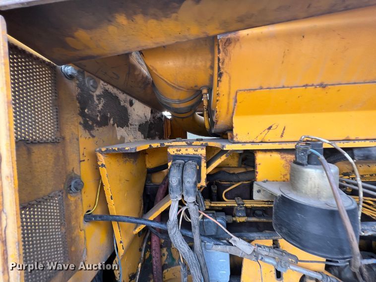 image for item IA9197 1990 John Deere 850B dozer