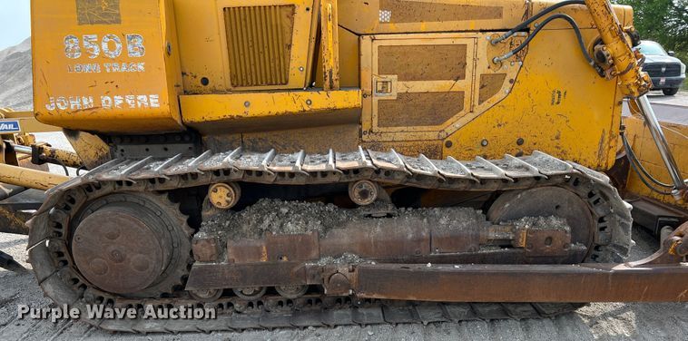 image for item IA9197 1990 John Deere 850B dozer