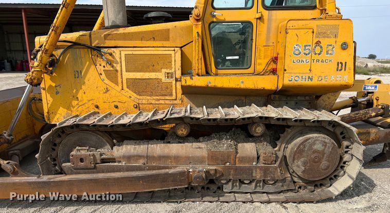 image for item IA9197 1990 John Deere 850B dozer