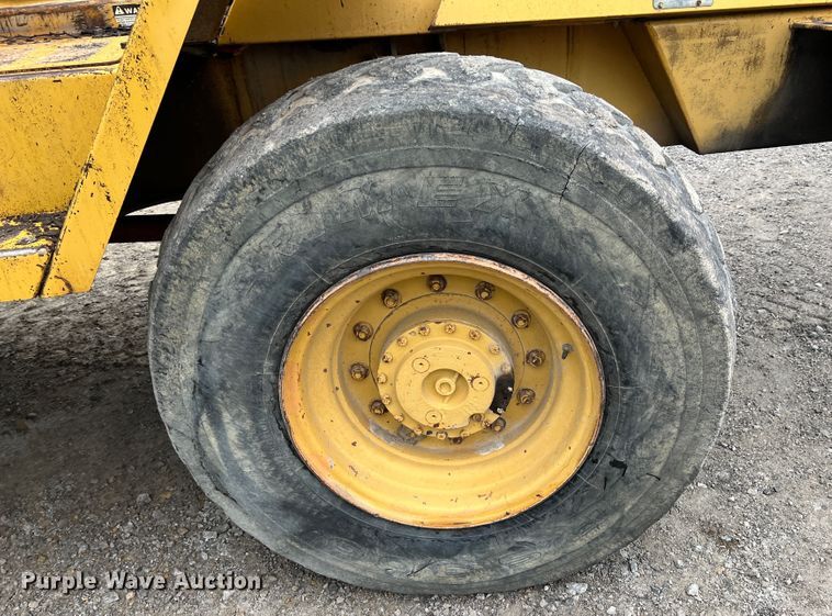 image for item IA9215 1992 Case 1085C  wheeled excavator