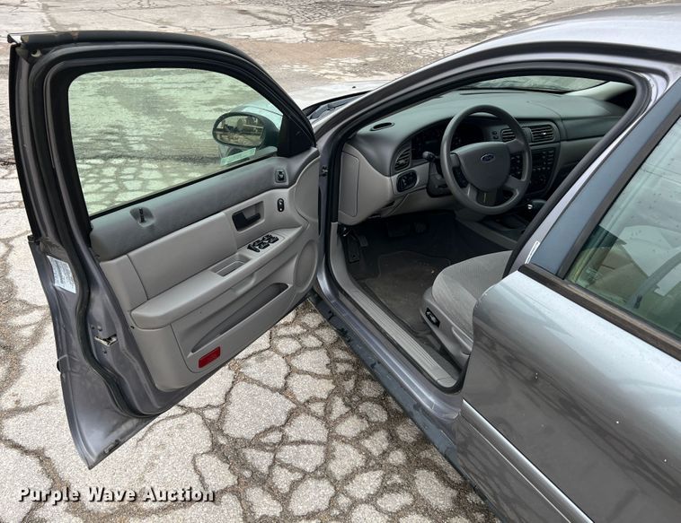 image for item IA9219 2007 Ford Taurus SE