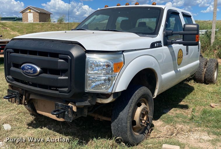 image for item IG9781 2011 Ford F350 Super Duty  pickup truck cab and chassis