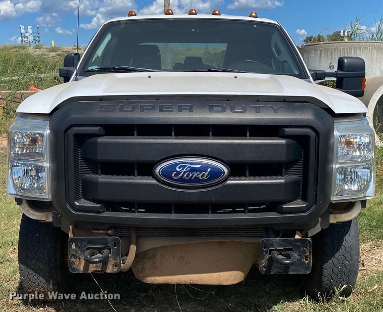 image for item IG9781 2011 Ford F350 Super Duty  pickup truck cab and chassis