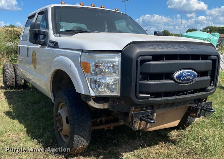 image for item IG9781 2011 Ford F350 Super Duty  pickup truck cab and chassis