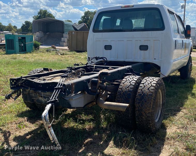 image for item IG9781 2011 Ford F350 Super Duty  pickup truck cab and chassis