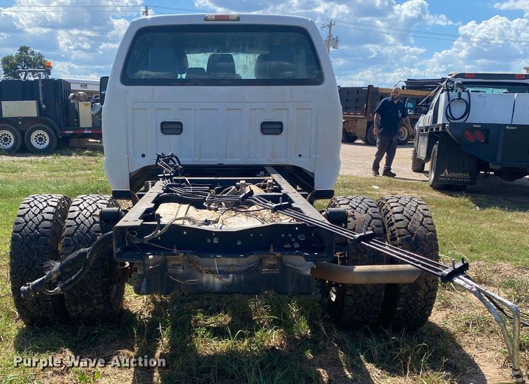 image for item IG9781 2011 Ford F350 Super Duty  pickup truck cab and chassis