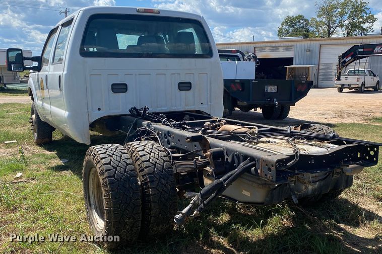 image for item IG9781 2011 Ford F350 Super Duty  pickup truck cab and chassis