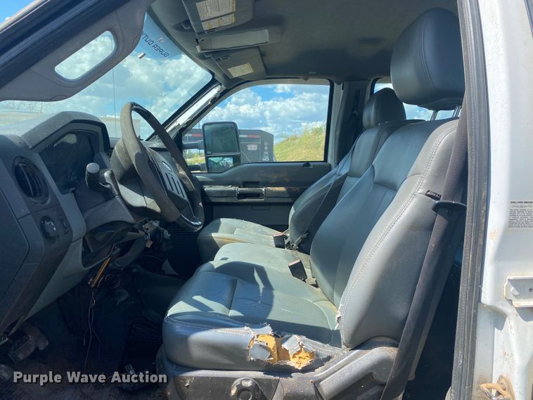 image for item IG9781 2011 Ford F350 Super Duty  pickup truck cab and chassis