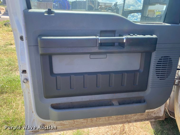 image for item IG9781 2011 Ford F350 Super Duty  pickup truck cab and chassis