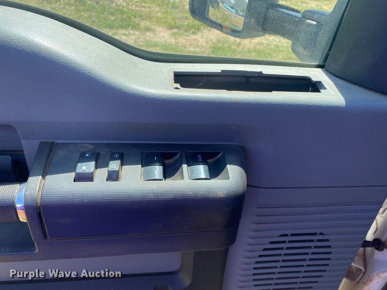 image for item IG9781 2011 Ford F350 Super Duty  pickup truck cab and chassis