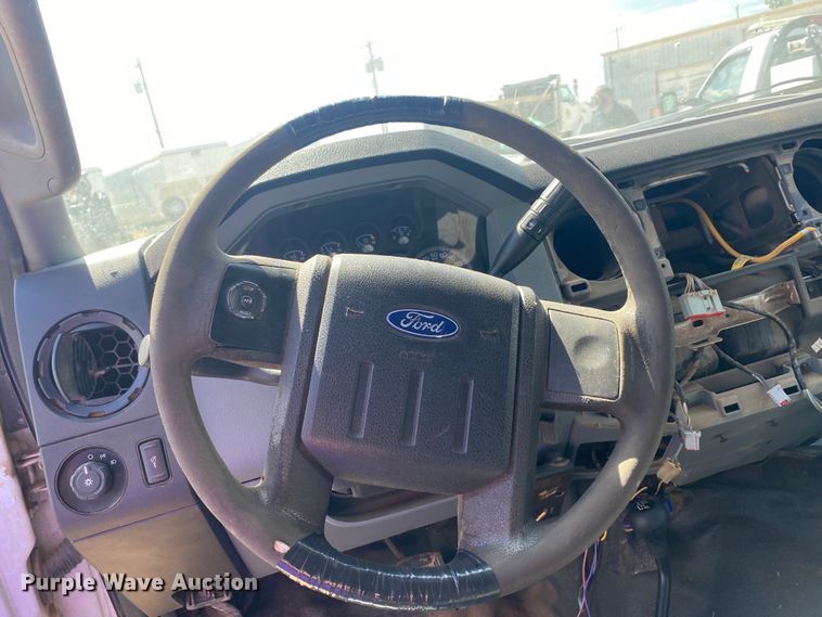 image for item IG9781 2011 Ford F350 Super Duty  pickup truck cab and chassis