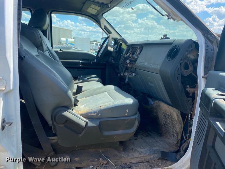 image for item IG9781 2011 Ford F350 Super Duty  pickup truck cab and chassis