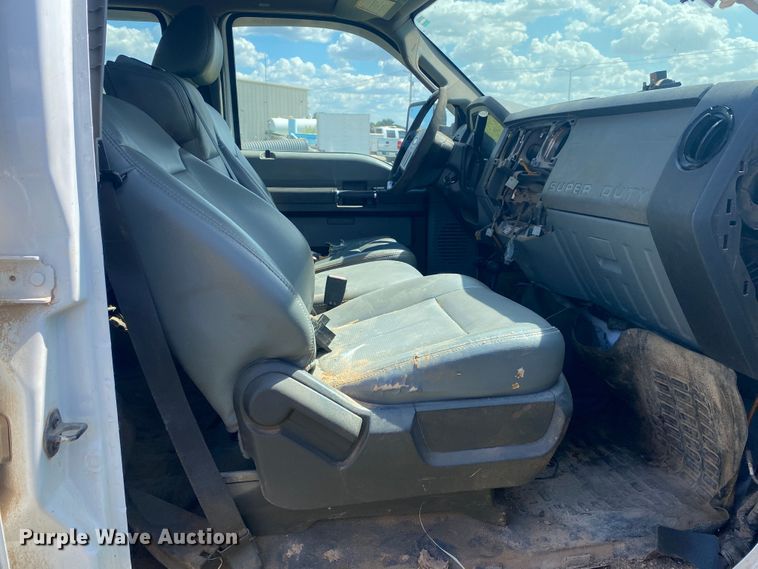 image for item IG9781 2011 Ford F350 Super Duty  pickup truck cab and chassis