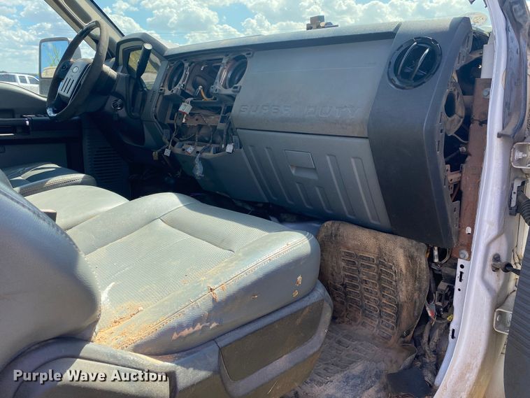 image for item IG9781 2011 Ford F350 Super Duty  pickup truck cab and chassis