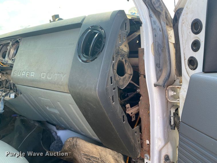 image for item IG9781 2011 Ford F350 Super Duty  pickup truck cab and chassis