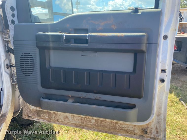 image for item IG9781 2011 Ford F350 Super Duty  pickup truck cab and chassis