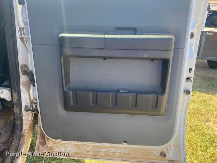 image for item IG9781 2011 Ford F350 Super Duty  pickup truck cab and chassis