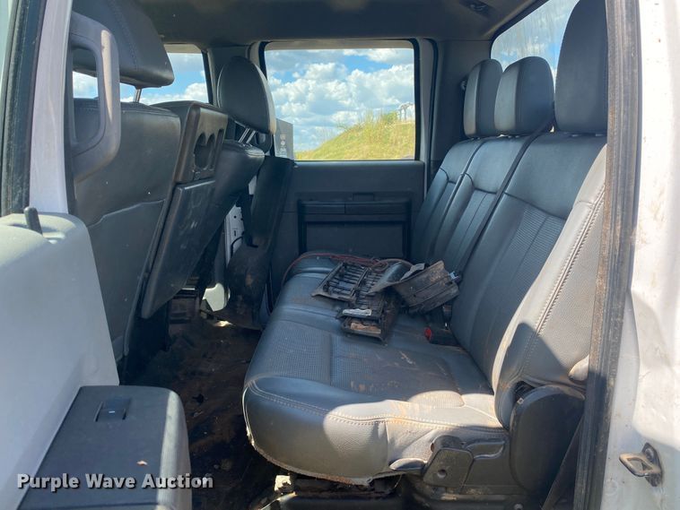 image for item IG9781 2011 Ford F350 Super Duty  pickup truck cab and chassis