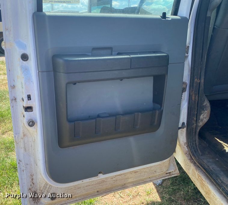 image for item IG9781 2011 Ford F350 Super Duty  pickup truck cab and chassis