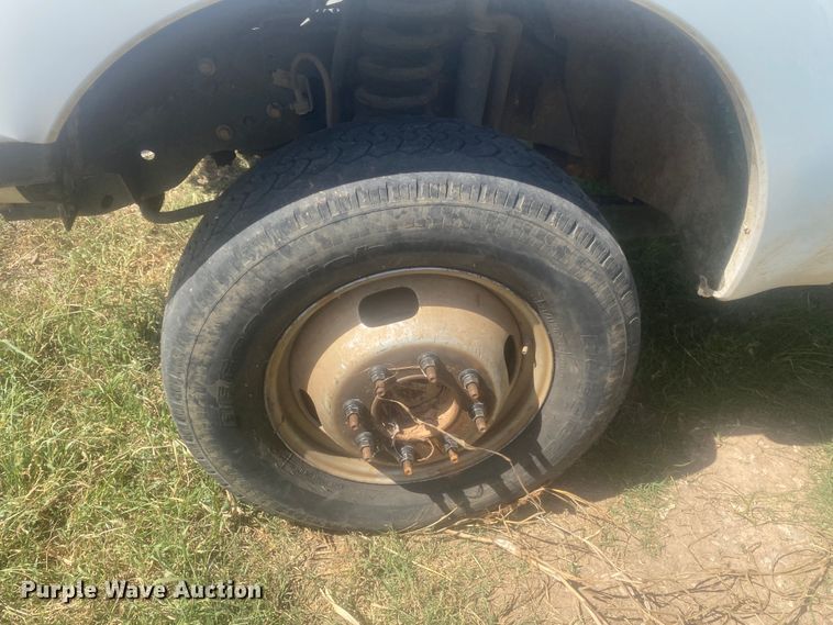 image for item IG9781 2011 Ford F350 Super Duty  pickup truck cab and chassis