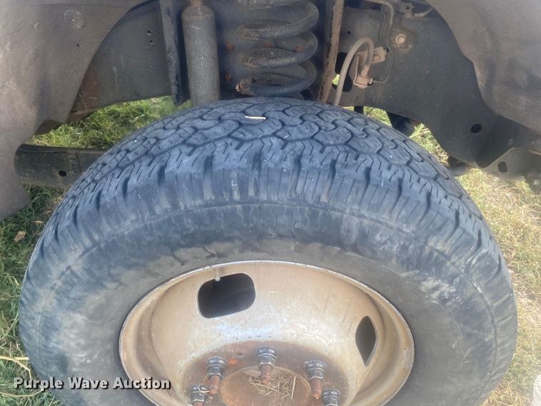 image for item IG9781 2011 Ford F350 Super Duty  pickup truck cab and chassis