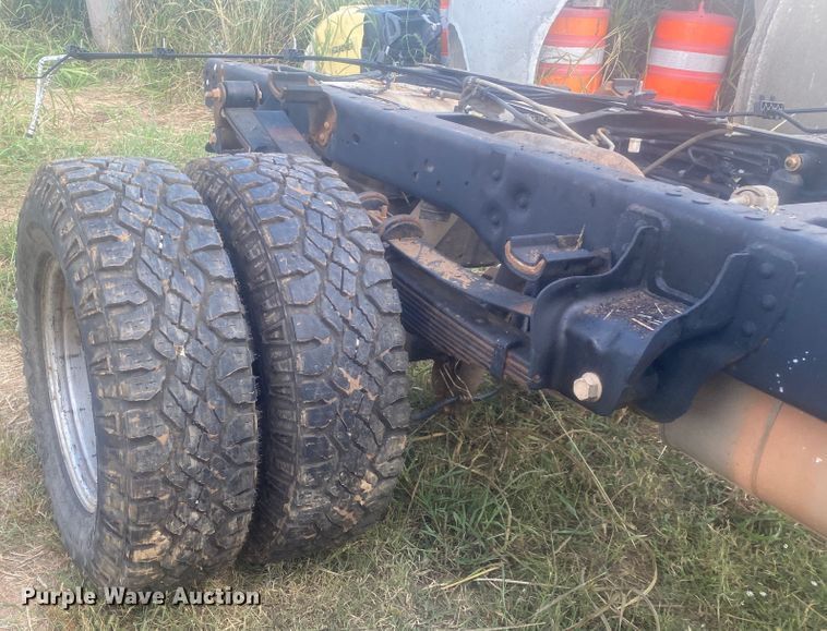 image for item IG9781 2011 Ford F350 Super Duty  pickup truck cab and chassis