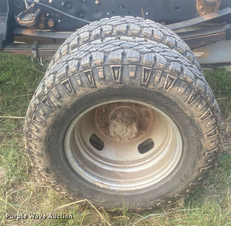 image for item IG9781 2011 Ford F350 Super Duty  pickup truck cab and chassis