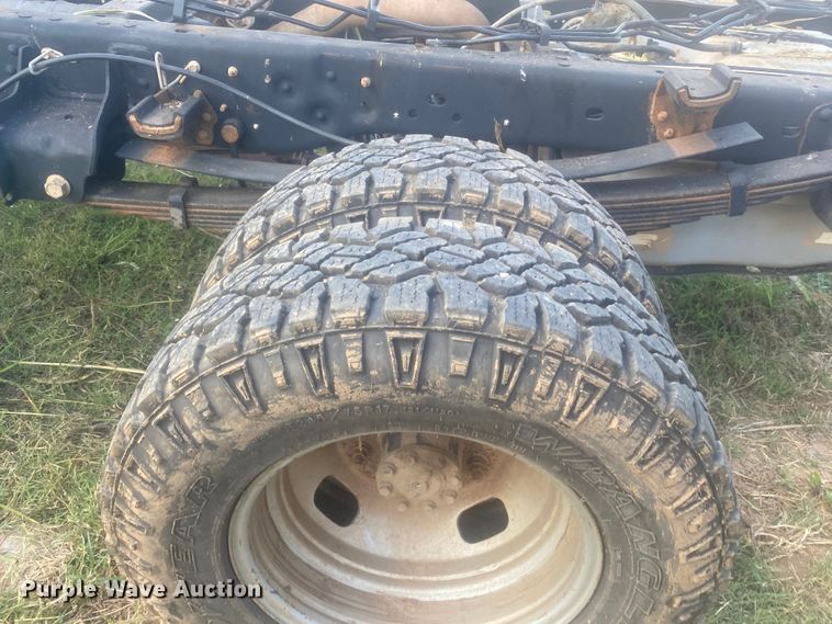 image for item IG9781 2011 Ford F350 Super Duty  pickup truck cab and chassis