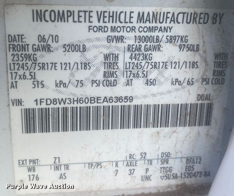 image for item IG9781 2011 Ford F350 Super Duty  pickup truck cab and chassis