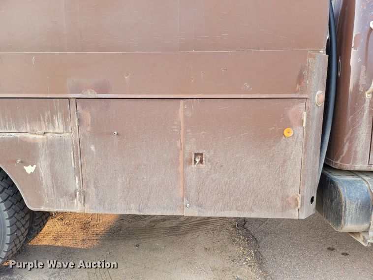 image for item JC9568 1996 International 4700  fuel truck