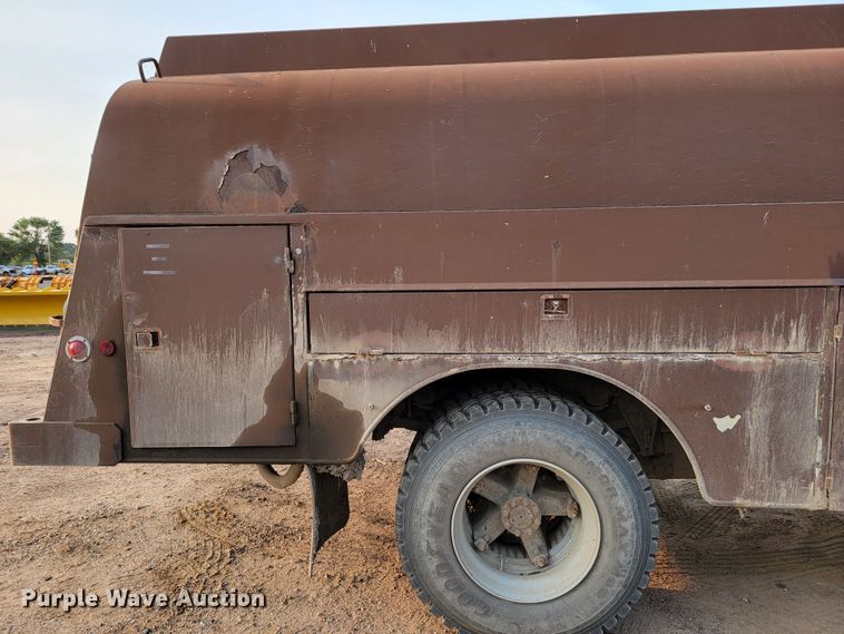 image for item JC9568 1996 International 4700  fuel truck