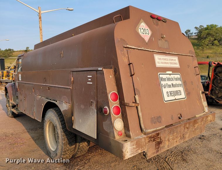 image for item JC9568 1996 International 4700  fuel truck