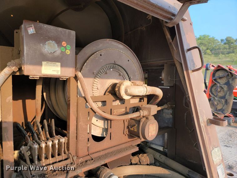 image for item JC9568 1996 International 4700  fuel truck