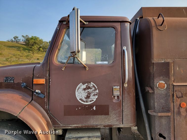 image for item JC9568 1996 International 4700  fuel truck