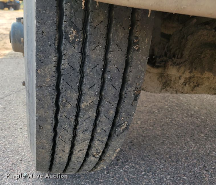 image for item JC9568 1996 International 4700  fuel truck