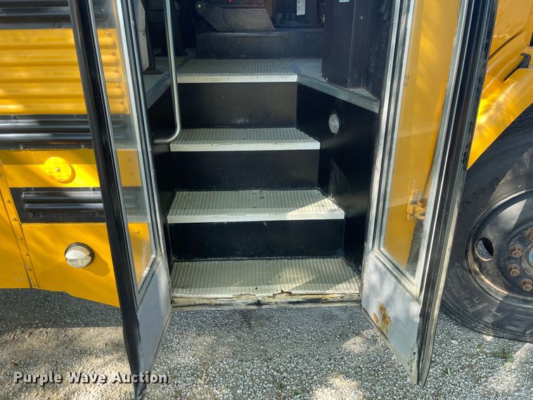 image for item JD9337 2000 Freightliner  school bus