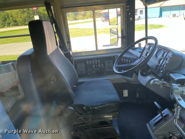 image for item JD9337 2000 Freightliner  school bus