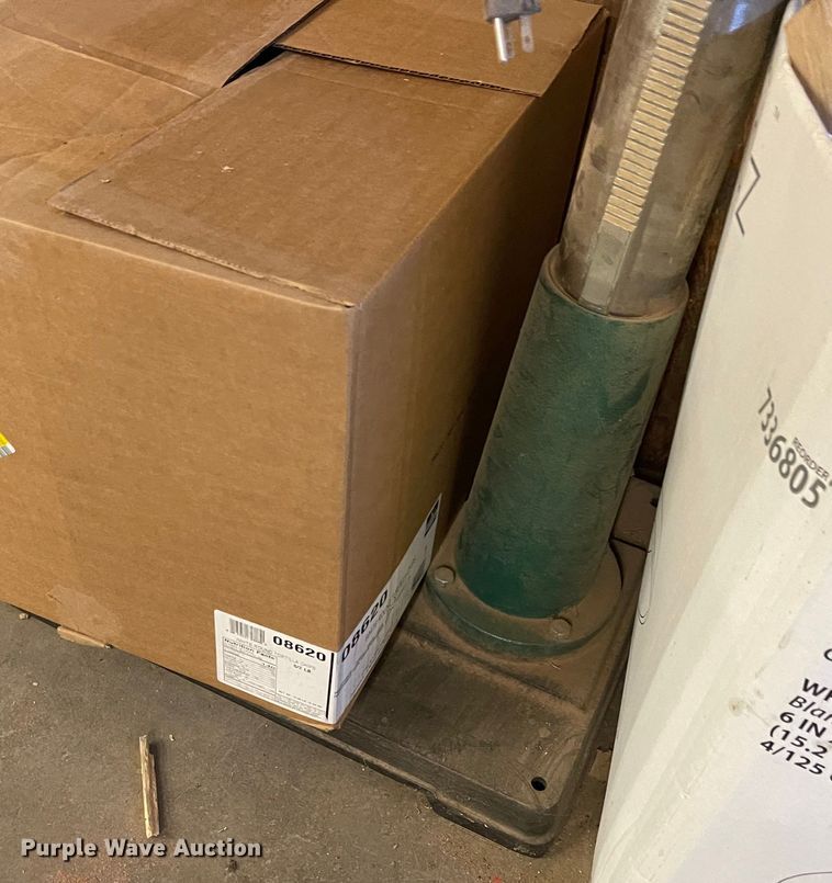 image for item JD9343 2004 Grizzly G7948  drill press