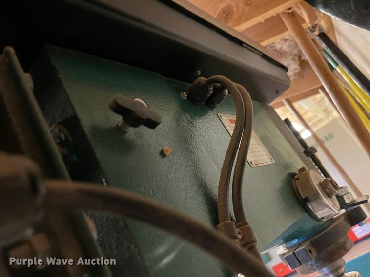 image for item JD9343 2004 Grizzly G7948  drill press