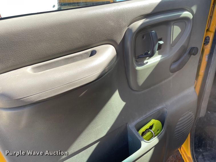 image for item JD9347 2000 Chevrolet Express G3500  school bus