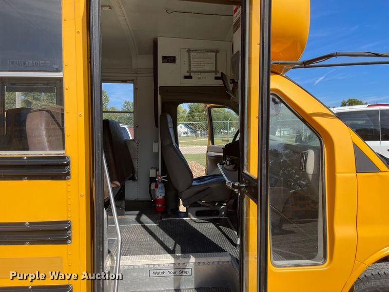 image for item JD9347 2000 Chevrolet Express G3500  school bus