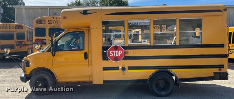 image for item JD9348 2000 Chevrolet Express 3500  school bus