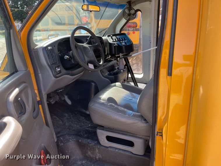 image for item JD9348 2000 Chevrolet Express 3500  school bus