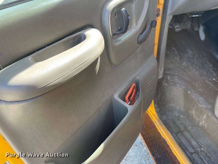 image for item JD9348 2000 Chevrolet Express 3500  school bus