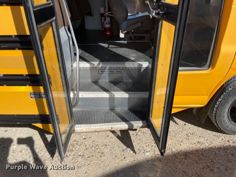 image for item JD9348 2000 Chevrolet Express 3500  school bus