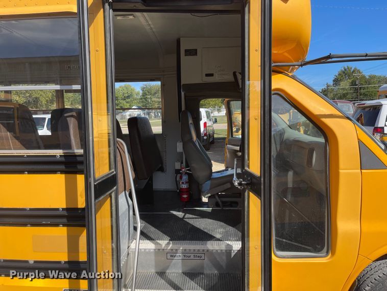 image for item JD9348 2000 Chevrolet Express 3500  school bus